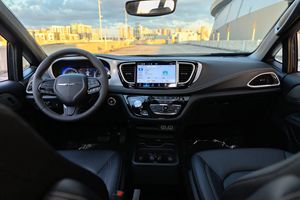 Gran Demanda: Vehículo Chrysler Pacifica Touring L 2024 para Personas en Silla de Ruedas de Roll-X Vans - Product Image 6