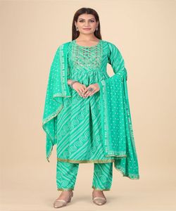 Abaya turque avec un design de vêtement moderne en bleu et rose pour les femmes à la recherche de vêtements islamiques élégants et élégants - Product Image 2