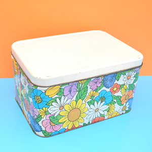 Caja de pan de lata rectangular retro vibrante que muestra un patrón floral psicodélico audaz y colorido de la era Groovy - Product Image 1
