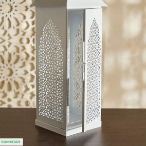 Lanterne de Ramadan en métal blanc élégante avec des découpes complexes, lumière douce de bougie pour la décoration festive de la maison et des cadeaux attentionnés - Product Image 5