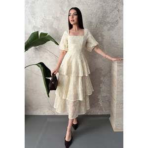 Vestido con volantes en capas color blanco roto - Ecru - Product Image 1