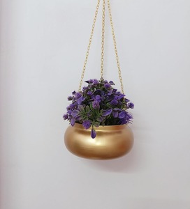 Maceta Colgante Redonda Moderna de Metal Dorado para Balcón, Entrada y Plantas de Interior con un Encanto Decorativo Impresionante de la India - Product Image 5