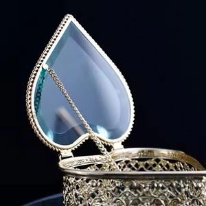 Joyero clásico de oro en forma de corazón con diseño floral y organizador de espejo para anillos, pendientes, collares y regalos preciosos - Product Image 2