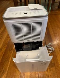 Déshumidificateur compact en plastique blanc avec réservoir de 5 L, contrôle par application, 50-69,9 pintes/24h, alimentation solaire/électrique, usage domestique - Product Image 4