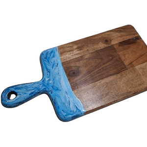 Planche de service en bois Ocean Beach Design avec finition en résine époxy et planche à fromage pour charcuterie, cuisine, décor côtier - Product Image 1