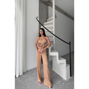 Conjunto de Traje de 3 Piezas para Mujer en Jacquard Beige, Incluye Chaqueta, Pantalones y Blusa - Product Image 2