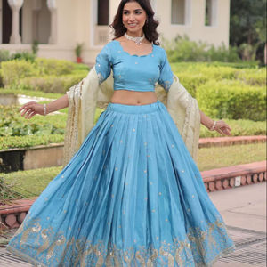 Blusa y Dupatta Lahenga VISHNU K DESIGNS, con Lentejuelas Doradas y Bordado Zari, Manga Corta, para Todas las Temporadas - Product Image 1