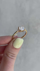 Anillo de compromiso de boda de diamante cultivado en laboratorio de oro amarillo sólido de 14K de diseñador de lujo con piedra lateral de trilogía para mujer - Product Image 5