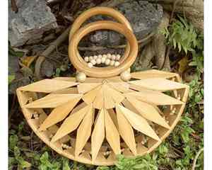 Sac en bambou écologique pour femmes fabriqué avec des matériaux en bambou durables, idéal pour les vêtements de plage et les présentoirs de vente au détail. - Product Image 4