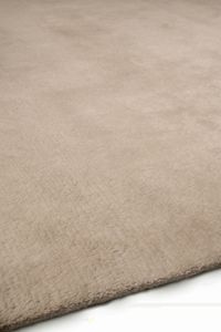 Alfombra anudada a mano de color tostado con pelo alto tejida en un tono natural fresco para iluminar espacios tradicionales y contemporáneos - Product Image 3