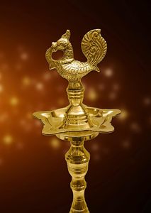 Fournisseur en gros Villa d'art indien traditionnel personnalisé Support de lampe à huile Diya Deepak élégant en laiton avec dessus en paon pour temples de prières - Product Image 2