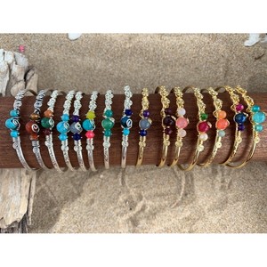 Bracelets élégants plaqués or et argent avec détails en fil et pierres précieuses colorées, tendance et très demandés pour la revente - Product Image 3