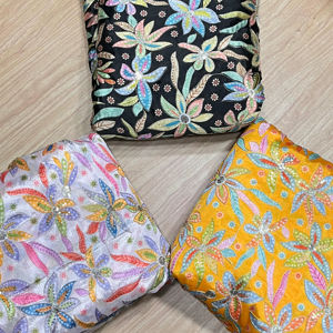 Tela de Crepé Natural Pura, Transpirable, con Estampado Posicional y Diseño Floral Bordado, para Venta al por Mayor - Product Image 1