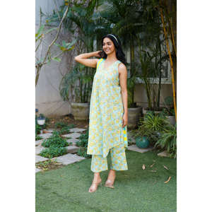 Conjunto de Kurta Asimétrica de Crepé con Estampado Dabu Rosey Sky - Product Image 3