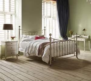 Cadre de lit en laiton de qualité supérieure avec un design décoratif en spirale, structure de soutien solide, idéal pour les chambres à coucher luxueuses et spacieuses - Product Image 1