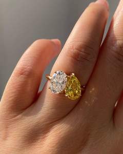 Bague de fiançailles classique Toi et Moi en or massif 14 carats avec zircone cubique ovale blanche et zircone cubique jaune poire, cadeaux d'anniversaire de mariage - Product Image 4