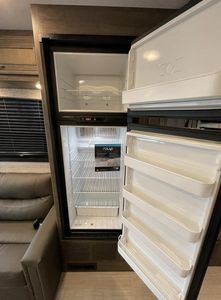 Autocaravana de Lujo ENTEGRA ODYSSEY 27U Usada del 2023 para Acampar, Emisión Euro 5, Capacidad para 4-6 Personas, Carga Útil de 11000 kg - Product Image 4