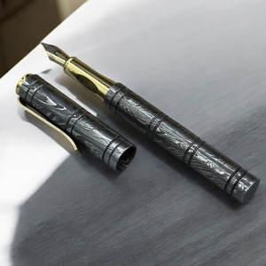 Bolígrafo de Acero de Damasco Hecho a Mano con Flujo de Tinta Suave para una Experiencia de Escritura Premium, Bolígrafo de Acero de Damasco de Lujo - Product Image 1