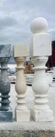 Balustre en marbre blanc poli massif sculpté à la main, personnalisé par un designer, pour balustrade d'escalier moderne, intérieur/extérieur