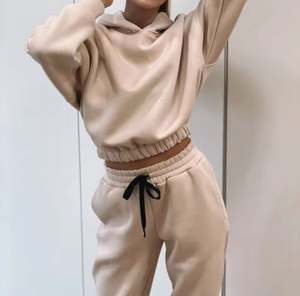 Sweat à capuche personnalisé de haute qualité pour femmes survêtements pour femmes ensemble de jogging pour femmes survêtement court à 2 poches pour femmes ensembles de pantalons de 2 pièces - Product Image 2