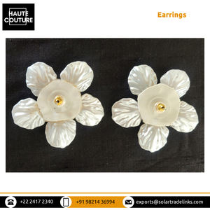 Ropa de noche para mujer, joyería de moda con forma de flor hecha a mano, pétalos de nácar de imitación, pendientes hechos a granel - Product Image 6