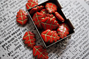 Perles tchèques réalistes de qualité supérieure en forme de feuille rouge perles complexes en cristal au chalumeau et en verre avec motifs de veines - Product Image 4