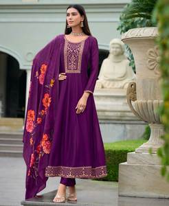 Ensemble Kurti fantaisie à manches longues, style Kanjeevaram, nouveau design élégant, broderie personnalisée avec des paillettes, de SIE - Product Image 4