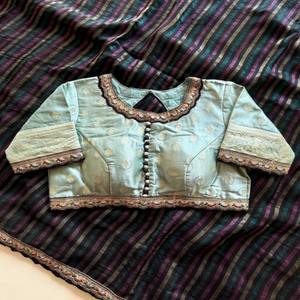 Sari de Georgette de Viscosa Pura VASTRA COTTAGE con Tejido Zari, Teñido a Mano, Color Único, Contraste de Satén de Seda, Blusa de Diseño con Costuras - Product Image 4