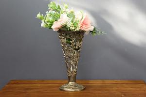 Florero de metal decorativo con diseño adornado y construcción duradera para jardín y uso interior para precio de venta de exportación - Product Image 3