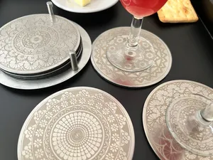 Sous-verre de service de luxe en métal brossé pour boissons chaudes et froides avec fond anti-rayures pour la protection de la table au prix de gros - Product Image 5