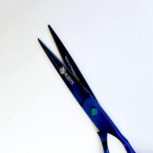 Ces ciseaux sont fabriqués en acier inoxydable de haute qualité avec un revêtement en titane bleu de qualité supérieure pour les barbiers et les coiffeurs. - Product Image 5