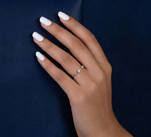 แหวนแต่งงานแบบมินิมอลประดับเพชรเลี้ยงในห้องปฏิบัติการ ทอง 14K ชุบโรเดียม น้ำหนัก 0.12 กะรัต ทรงกลมเจียระไนแบบบริลเลียนท์ พร้อมตราประทับ - Product Image 5