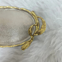 Plateau de service ovale en métal de luxe avec poignées en feuille d'or finition argentée plateau décoratif pour la décoration intérieure cadeau de table à manger