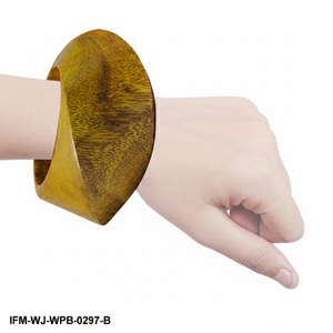 Bracelet sculptural moderne en bois massif, peint à la main, pièce audacieuse en bois naturel, bijou de poignet affirmé - Product Image 4