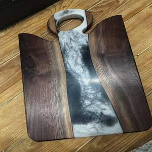 Planche à découper en résine conçue avec du tourbillon en marbre bleu fabriqué à la main à partir de bois durable excellent pour le service de nourriture créatif - Product Image 1