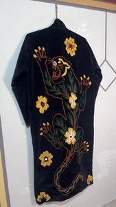 Veste en velours noir longue brodée motif tigre, cadeau pour elle, manteau bohème Suzani, veste florale Suzani, cadeau unique pour elle - Product Image 5