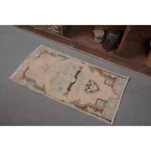 Alfombra turca vintage de 1,6x2,9 pies, tejido plano de lana azul beige con patrón de retazos para decoración de sala de estar o uso en el pasillo - Product Image 3
