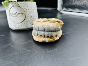 Grillz personnalisé en argent sterling 925, serti de moissanite ronde, style hip-hop, pour homme et femme, idéal pour les soirées. - Product Image 4