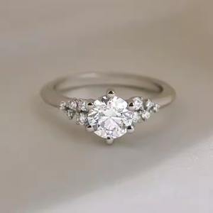 Anillo de compromiso de diamante de racimo de corte redondo de oro sólido de 14K 1,30 CTW 6,5mm anillo de bodas de diamante cultivado en laboratorio de corte redondo - Product Image 1