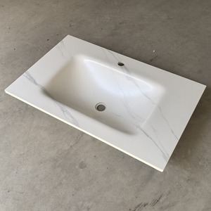 Chậu rửa mặt bằng đá sintered liền khối, không đường nối, kiểu dáng hiện đại, màu trắng nóng, thiết kế cong, có vòi xả nước bên cạnh. - Product Image 6