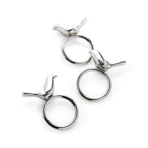 Ronds de serviette contemporains en acier inoxydable avec détails artisanaux uniques pour un ajout élégant aux collections de vaisselle - Product Image 1