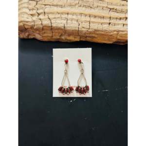 Boucles d'oreilles pendantes Zuni plaquées or avec corail rouge et argent sterling, motif géométrique, pour mariages et soirées - Product Image 1
