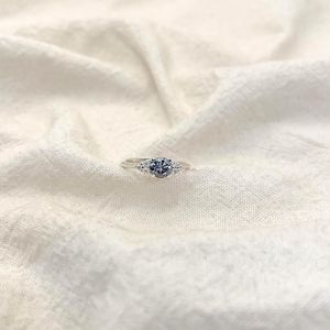 แหวน Moissanite สีน้ําเงินเข้มคลัสเตอร์แหวนแต่งงานเพชร 1.55 CTW รอบตัดสีฟ้า Moissanite แหวนหมั้นเงินสเตอร์ลิง VVS2 - Product Image 2