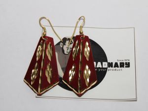 Pendiente de latón rojo con diseño tallado en oro de Tradnary - Product Image 5