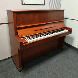 Piano droit Yamaha W104B d'occasion du Japon, piano acoustique en bois brun, style classique, durable, élégant, boîtier en bois, 88 touches mécaniques - Product Image 1