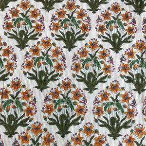 Tela de Algodón Estampada a Mano con Bloques Florales Blancos, Motivo Tradicional de Jardín Indio - Product Image 2