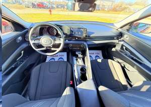 Hyundai Elantra SEL 2023, Bien Cuidado y Limpio - Product Image 3