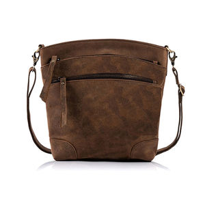 Nouvel arrivage de sac à bandoulière en cuir vintage élégant et tendance pour hommes écologique avec chaînes et boutons décoratifs en vente - Product Image 3