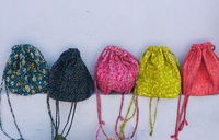 Sac à bandoulière fleuri en coton fait à la main pour femmes Polina matelassé Potli sac unisexe seau motif sac à main pour voyage