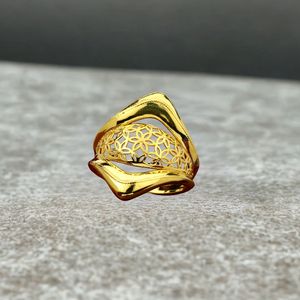 แหวนทองรังผึ้งที่ดูโดดเด่นและซับซ้อน |   ดีไซน์ลายดอกไม้แบบวงกว้าง |   เครื่องประดับชิ้นเด่น น้ำหนัก 3.940 กรัม - Product Image 1